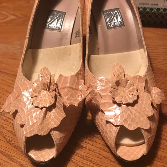 J.Renee Shoes - Women's J. Renee Posh Powder Snake 3" Heel Size 9M